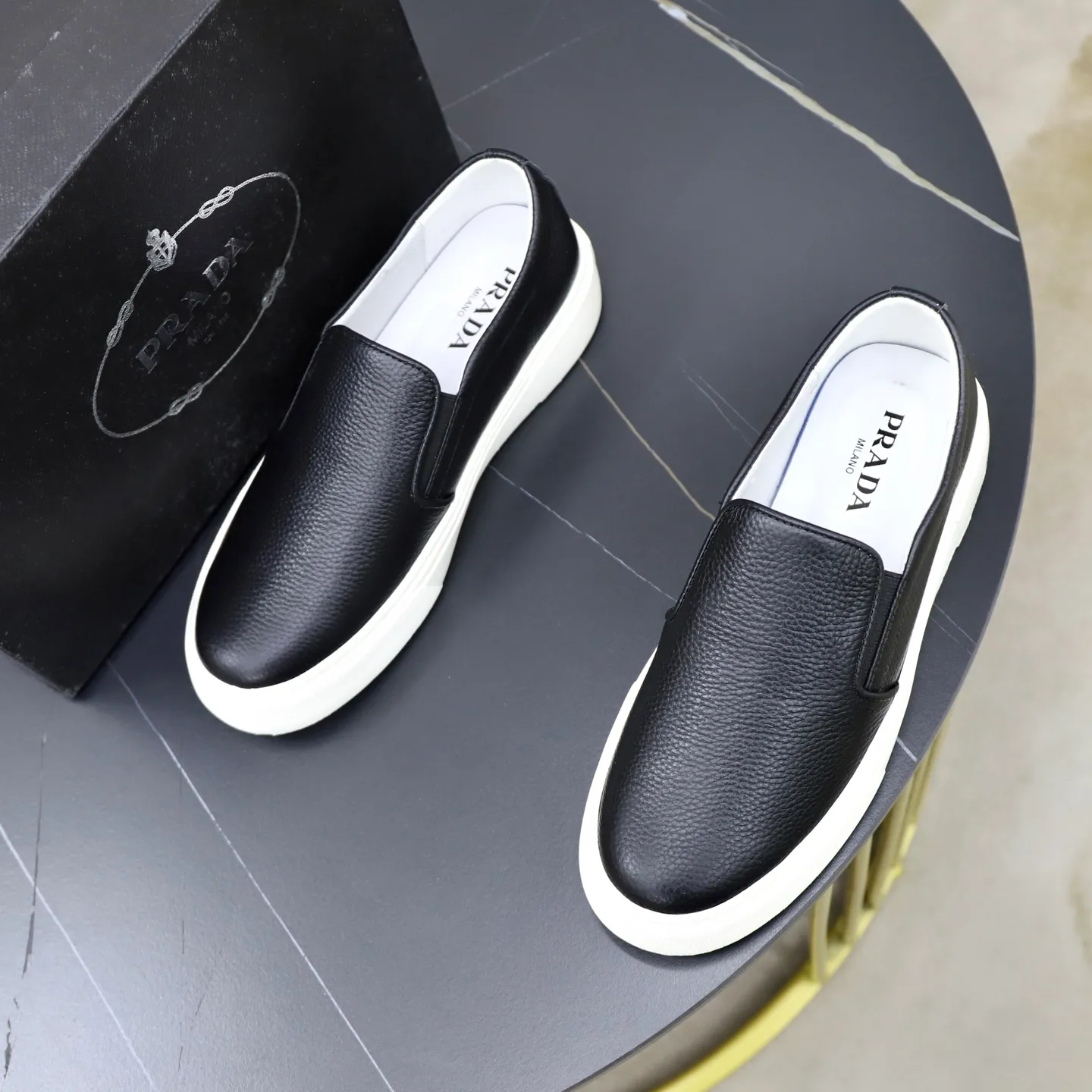 Ex-factory price: 420💰🙅‍♂️🙅‍♂️🙅‍♂️ Brand: PRADA Standard code: 38–44 (45 can be customized) Grade: Same as the official website Material: Original cowhide fabric Comfortable pigskin lining Lightweight wear-resistant outsole Style category: Men's fashionable casual shoes and boots Running sports shoes Distinguished luxury brand elements Top luxury Color: actual picture color